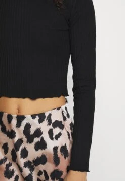 Cropped Long Sleeve With Lettuce - Topper Langermet - Black 11 Cropped Long Sleeve With Lettuce - Topper Langermet - Black -Fab Five Mote Butikk 021a0aebbe2546d2a22376f3b3706a92