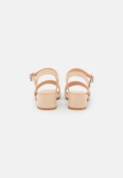 Sandaler - Off-White 11 Sandaler - Off-White -Fab Five Mote Butikk 15d7de265dd54af9bf1d576fc7a87b6e