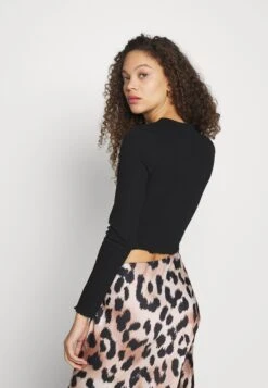 Cropped Long Sleeve With Lettuce - Topper Langermet - Black 9 Cropped Long Sleeve With Lettuce - Topper Langermet - Black -Fab Five Mote Butikk 1f706e9a2ce44d71b268c184e43ef641