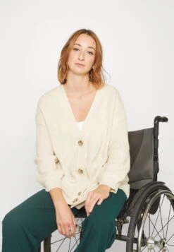 Even&Odd Cardigan - Beige -Fab Five Mote Butikk 23b9950a06184bef9d25ed1516fd201f