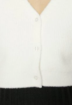 Even&Odd Cardigan - White 13 Even&Odd Cardigan - White -Fab Five Mote Butikk 2753912d54914e53a29b08878aef9c25