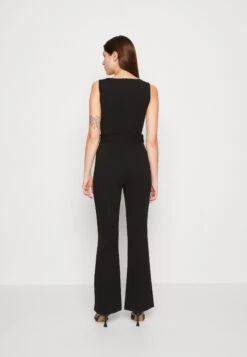 Even&Odd Going Out Low V Neck Flared Leg Belted - Jumpsuit - Black -Fab Five Mote Butikk 2b1e36f2e0284a418aebbdf0e49450eb