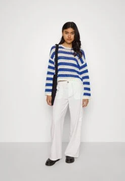 Even&Odd Strikkegenser - White/Blue 9 Even&Odd Strikkegenser - White/Blue -Fab Five Mote Butikk 3b2b8bf301e8492e8de609d7eeb56e1f