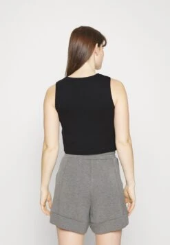 Muscle Tank - Topper - Black 9 Muscle Tank - Topper - Black -Fab Five Mote Butikk 474dd6cb372f488695f2383925e59916