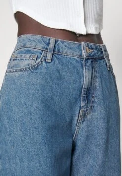 Jeans Relaxed Fit - Light Blue Denim 11 Jeans Relaxed Fit - Light Blue Denim -Fab Five Mote Butikk 53f6dbdac3db425eae266a902bd2bf49