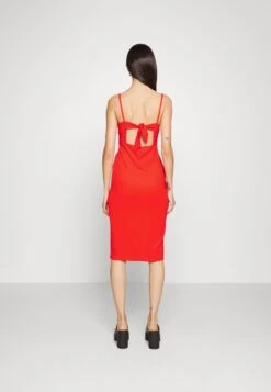 Even&Odd Eo-Ss23-C144-Sj / Strappy V Neck Knot Front Waist Midi Dress / 302 - Red - Kjole - Red 13 Even&Odd Eo-Ss23-C144-Sj / Strappy V Neck Knot Front Waist Midi Dress / 302 - Red - Kjole - Red -Fab Five Mote Butikk 5dfd27ad6056474f8b8c1440cc16c396