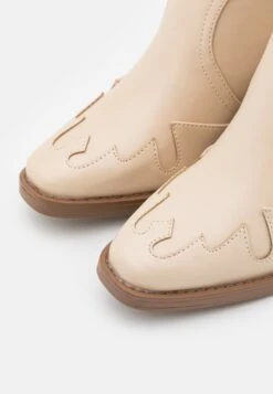 Cowboystøvler - Off-White 13 Cowboystøvler - Off-White -Fab Five Mote Butikk 63dd25edef7649b285606bfef02b6bbe