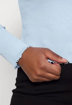 Bpdycon Fit Long Sleeve - Topper Langermet - Light Blue 13 Bpdycon Fit Long Sleeve - Topper Langermet - Light Blue -Fab Five Mote Butikk 67c5e5c02558407ebd70bbb05502eb10