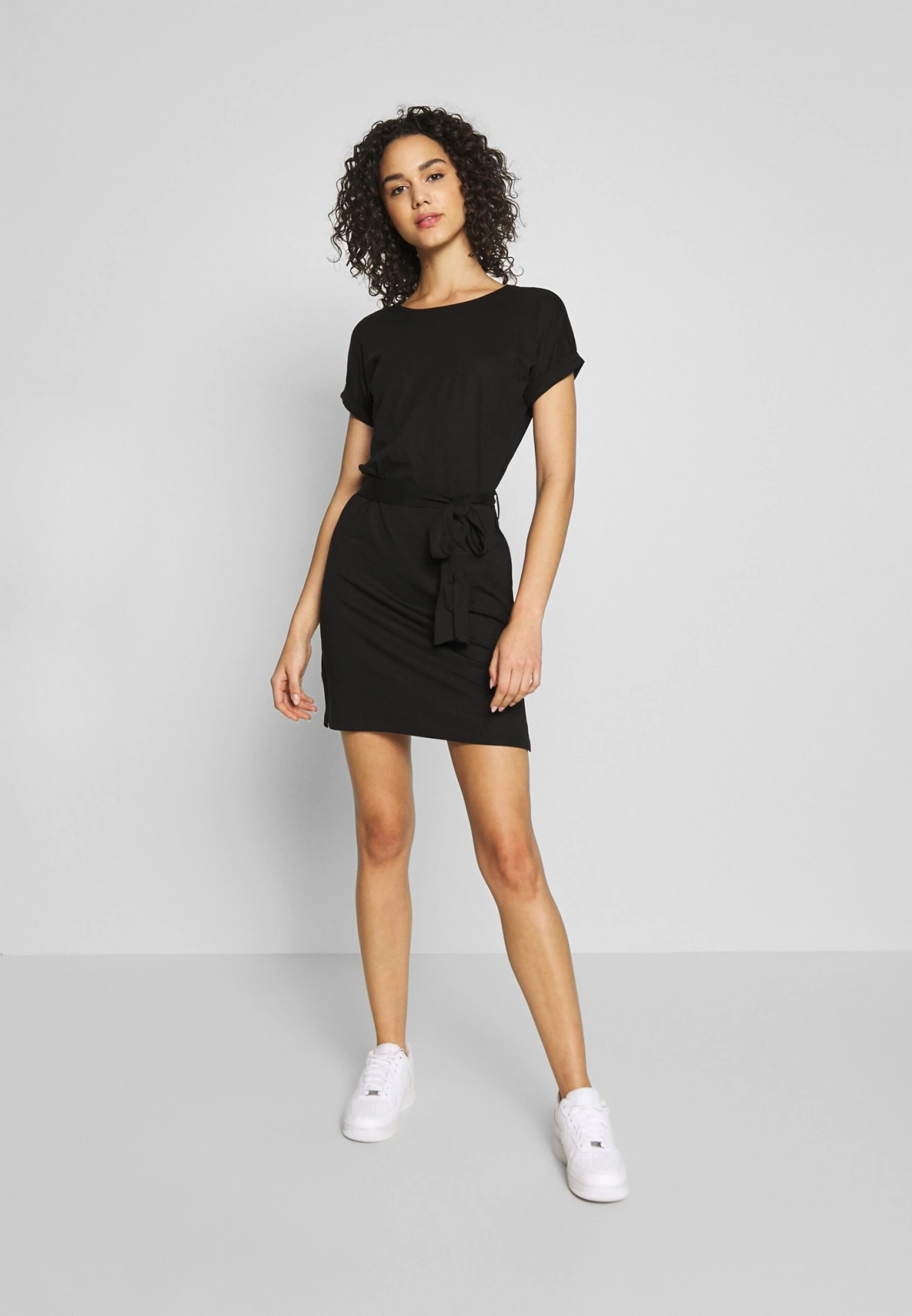 Even&Odd Basic Short Sleeves Mini Belted Dress - Jerseykjole - Black/Black 4 Even&Odd Basic Short Sleeves Mini Belted Dress - Jerseykjole - Black/Black - Bilde 2