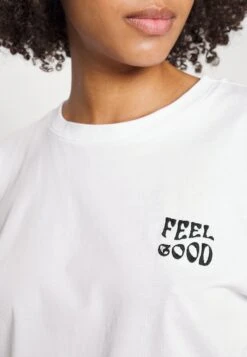 Even&Odd Clare Feel Good Chest Artwork- T-Shirts Med Print - White -Fab Five Mote Butikk 776ed0e7e8de4b1ba859a48e031bf46e