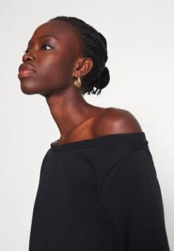 Sweatshirt - Black 11 Sweatshirt - Black -Fab Five Mote Butikk 78c65ba1873e49ec98ba85e9e723f198