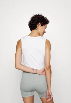 Topper - Off-White 10 Topper - Off-White -Fab Five Mote Butikk 7e3c4444f2f94154b3e5ab06f132af3b