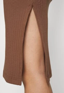 Pencil Skirt With Slit - Blyantskjørt - Brown -Fab Five Mote Butikk 954f7981835e476381a28023a09b166b