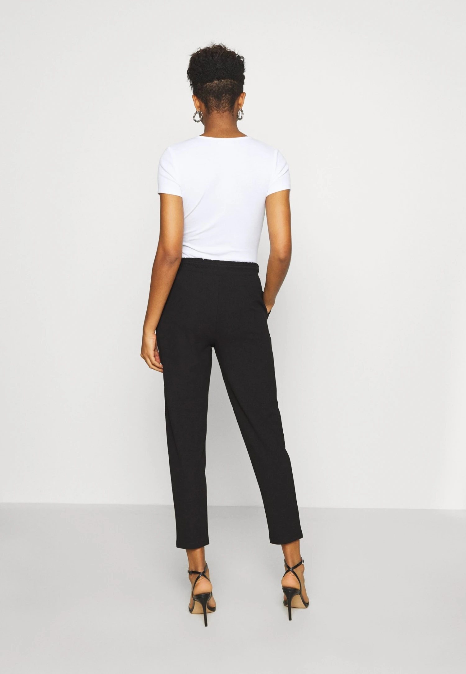 Even&Odd Paperbag Waist Tapered Trousers - Bukse - Black 5 Even&Odd Paperbag Waist Tapered Trousers - Bukse - Black - Bilde 3
