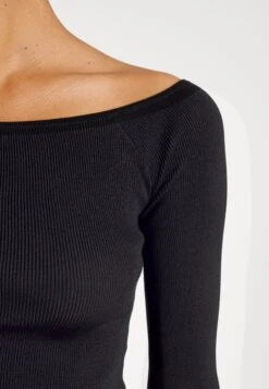 Offshoulder Basic- Strikkegenser - Black -Fab Five Mote Butikk 9bf578e4a9094f08975b373dd42bb59d