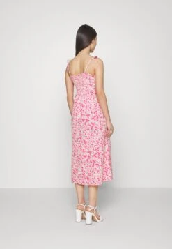 Kjole - White/Red -Fab Five Mote Butikk b64d15366c8149e4a69139517fa983d1