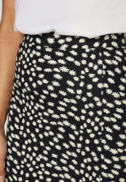 Midi Straight High Skirt - Blyantskjørt - Black/White -Fab Five Mote Butikk b8f9cdd46d844a5980a60f4234088e88