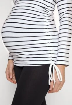 Topper Langermet - White/Black 17 Topper Langermet - White/Black -Fab Five Mote Butikk b9b19c459e374d81a1617a7bb2a5ccc5