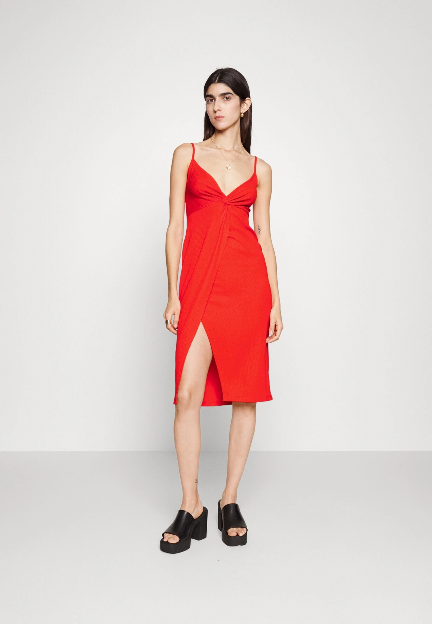 Even&Odd Eo-Ss23-C144-Sj / Strappy V Neck Knot Front Waist Midi Dress / 302 - Red - Kjole - Red 7 Even&Odd Eo-Ss23-C144-Sj / Strappy V Neck Knot Front Waist Midi Dress / 302 - Red - Kjole - Red - Bilde 5