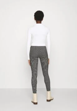 Even&Odd 2 Pack - Strikkegenser - Black/White 11 Even&Odd 2 Pack - Strikkegenser - Black/White -Fab Five Mote Butikk e4ccb4a491b944f8a502c12963fd630b