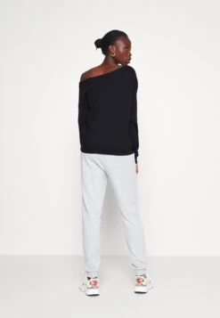 Sweatshirt - Black 9 Sweatshirt - Black -Fab Five Mote Butikk e57e977b1a2a4b4093032bbddd0d6ba1